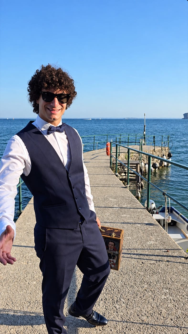 Matteo Angrisano su un pontile sul lago, prima di un evento